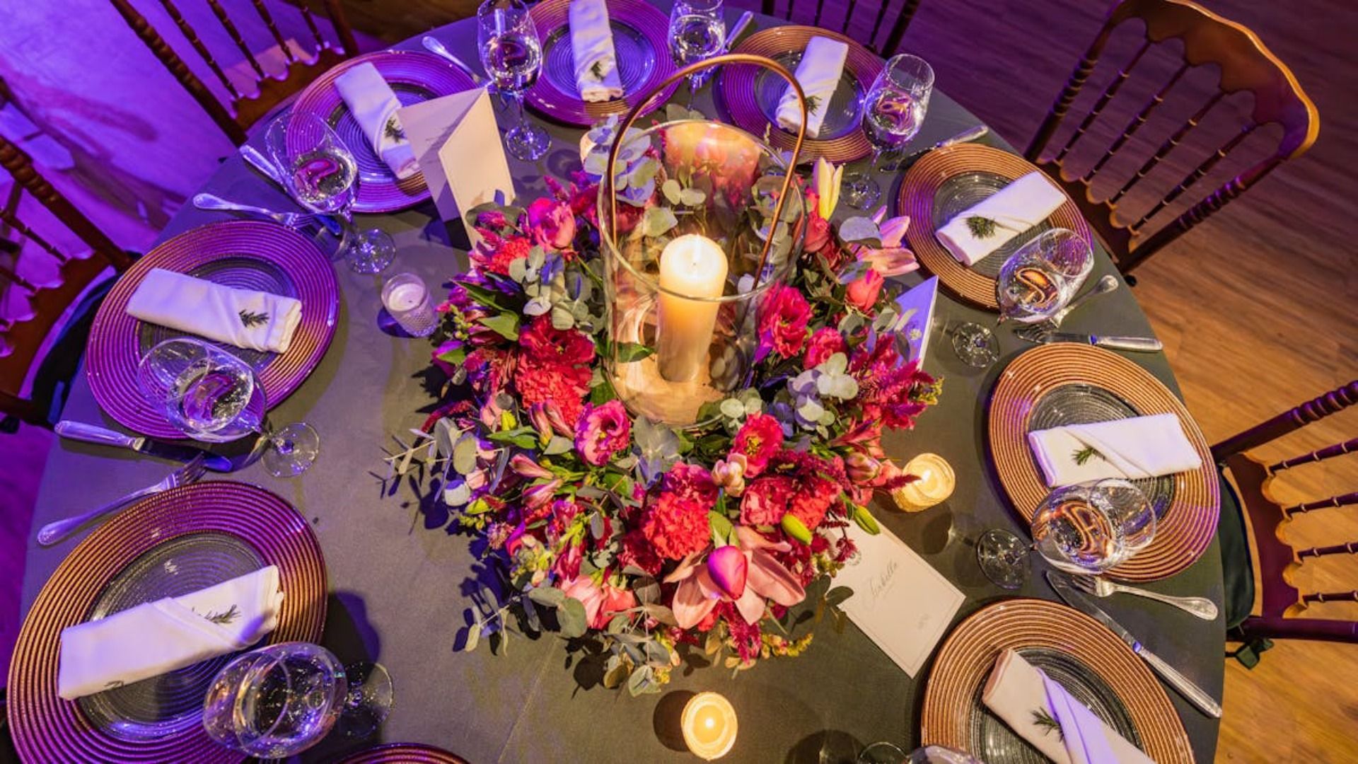 Vista desde arriba de una mesa redonda preparada para una cena formal