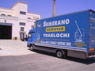 Camion blu con la scritta 