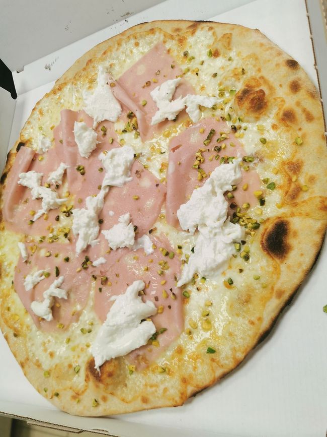 pizza mortadella e granella di pistacchio