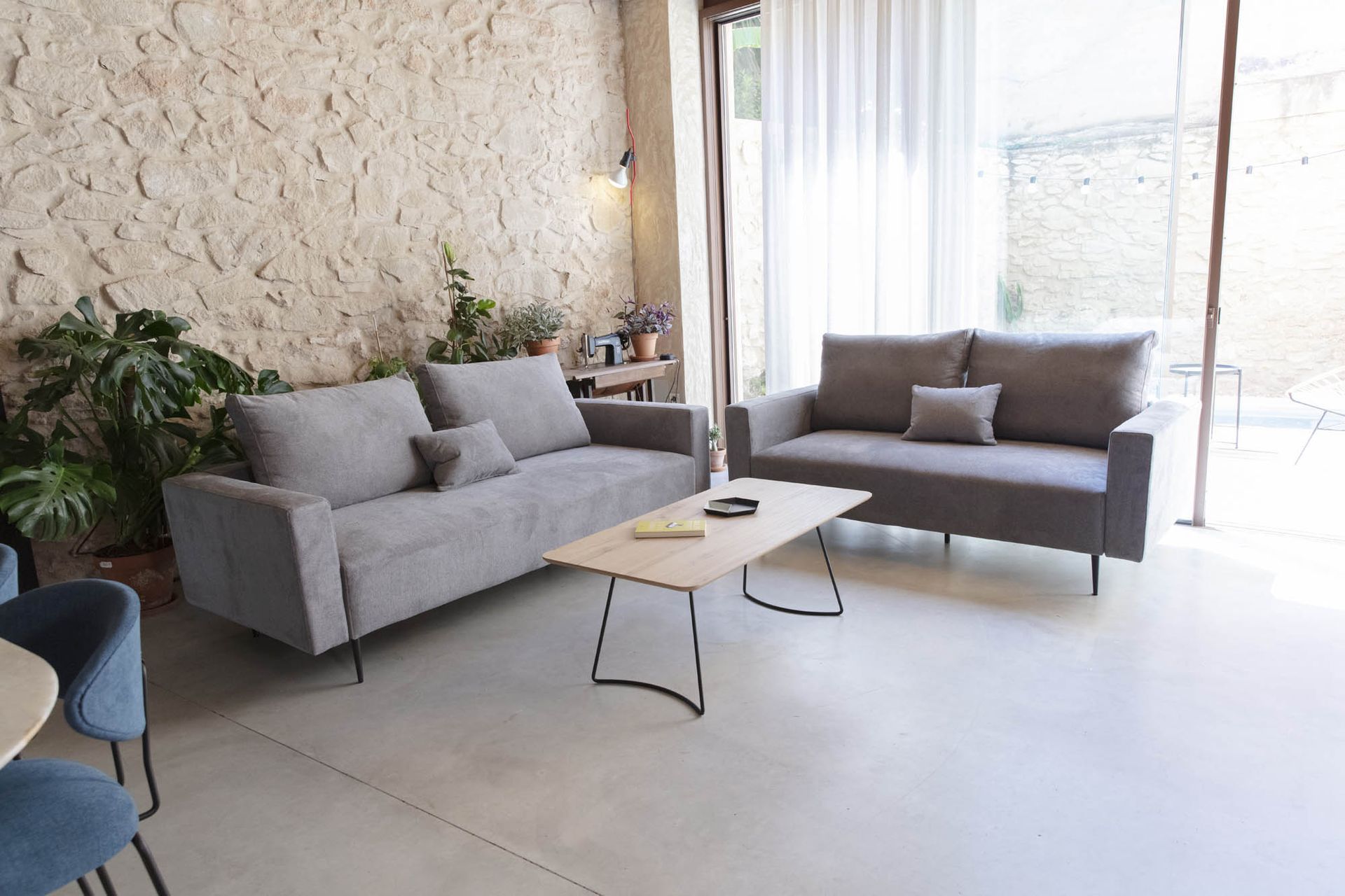 due divani Redford e un tavolino.