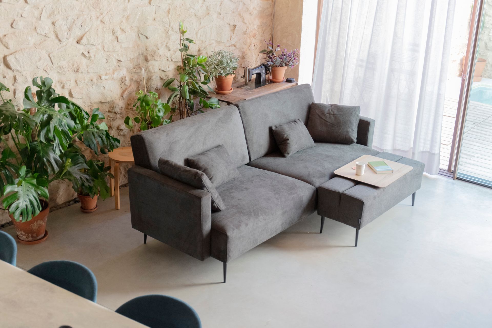 Un divano Monroe è posizionato in un soggiorno accanto a una finestra.