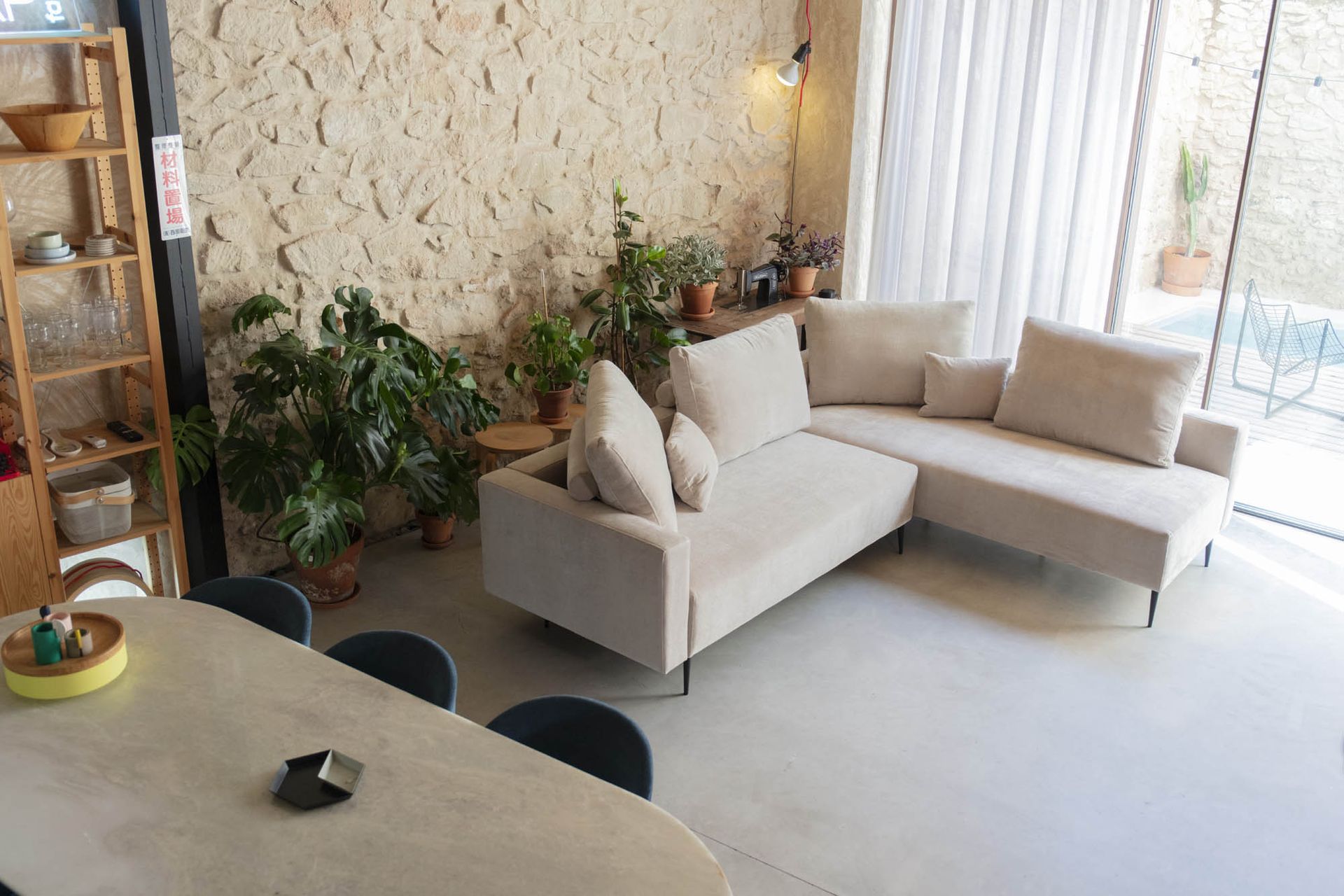 Un soggiorno con divano Moonap, tavolo e sedie.