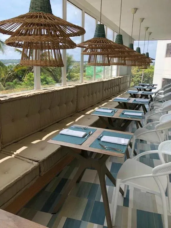 Restaurante del Hotel Samawi en San Andrés con oferta gastronómica caribeña para viajeros que buscan confort y buena comida.