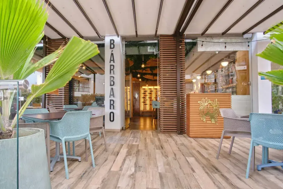 Restaurante Barbado del Hotel Samawi en San Andrés, ambiente moderno ideal para cenas románticas frente al mar.