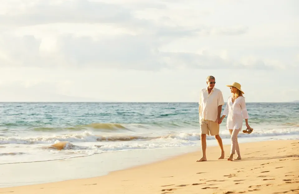 Pareja disfrutando un atardecer frente al mar en San Andrés durante su escapada romántica en Hotel Samawi.