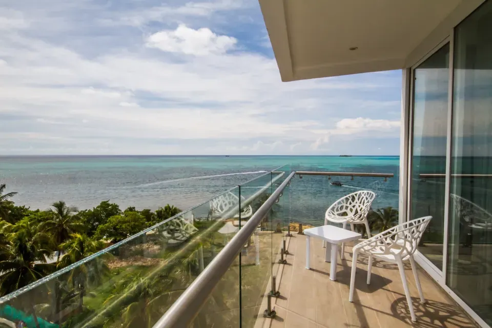 Vista del Hotel Samawi en San Andrés, un hotel ideal para combinar deporte y descanso en el Caribe colombiano.