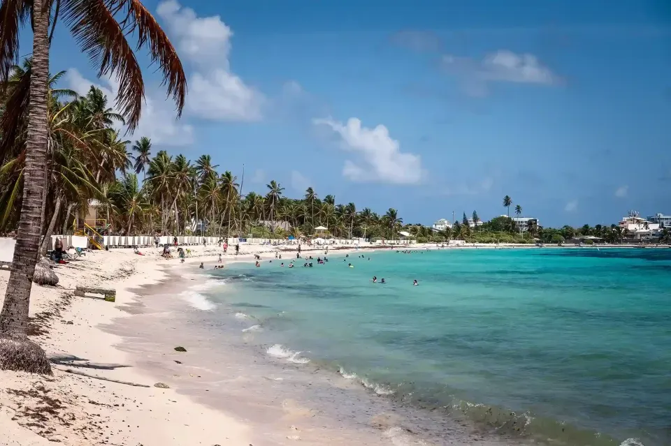 Playas de San Andrés con aguas turquesas, un atractivo principal para los huéspedes del Hotel Samawi durante sus vacaciones.