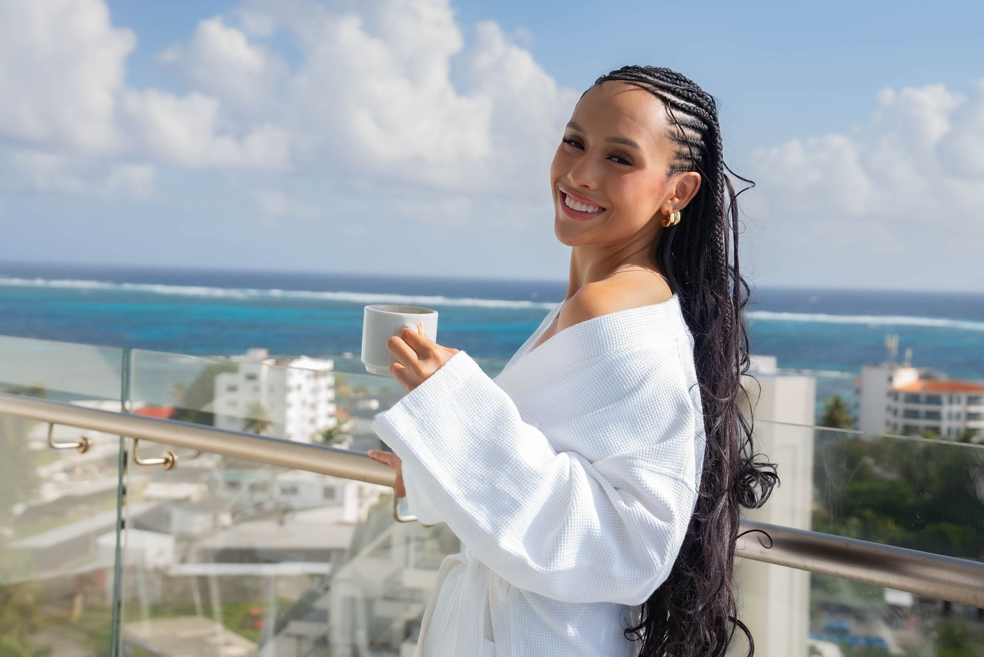 Mujer en balcón con vista al mar en Samawi Hotel San Andrés, dónde hospedarse en San Andrés cerca de la playa.