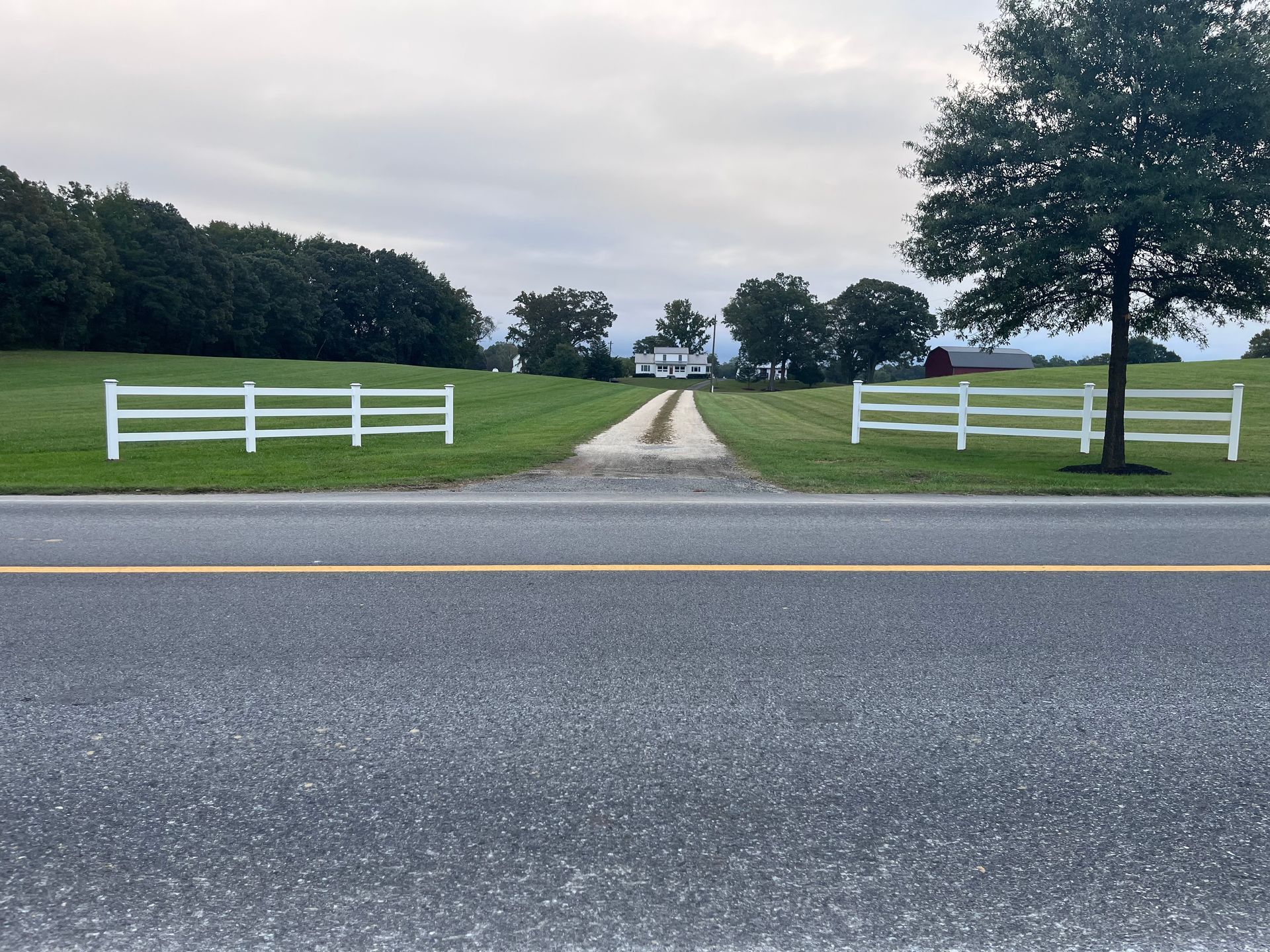 vinyl fence lines driveway entrances