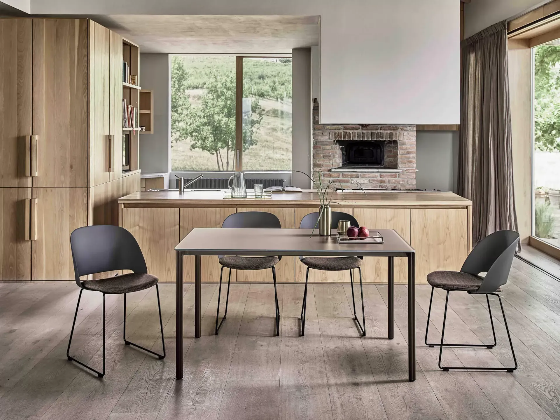 cucina con tavolo e sedie coordinati