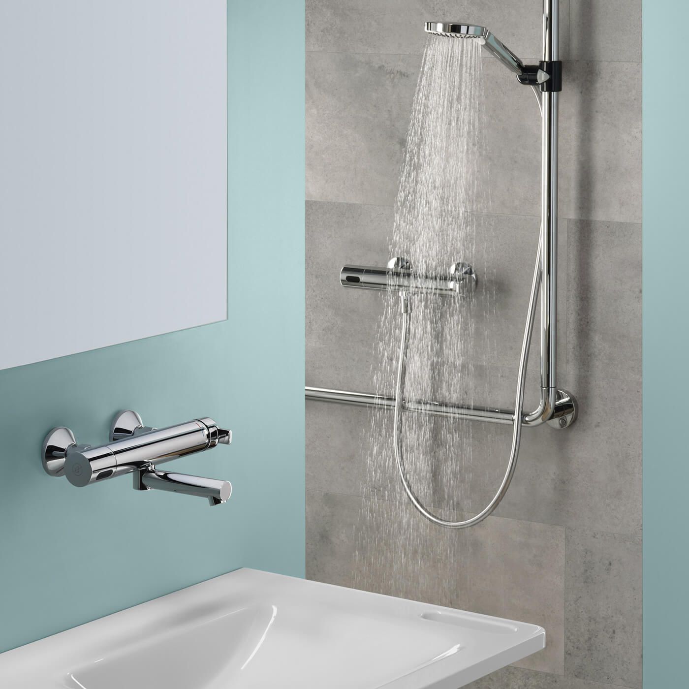 Ein Badezimmer mit einem Waschbecken und einer Dusche, aus der Wasser kommt