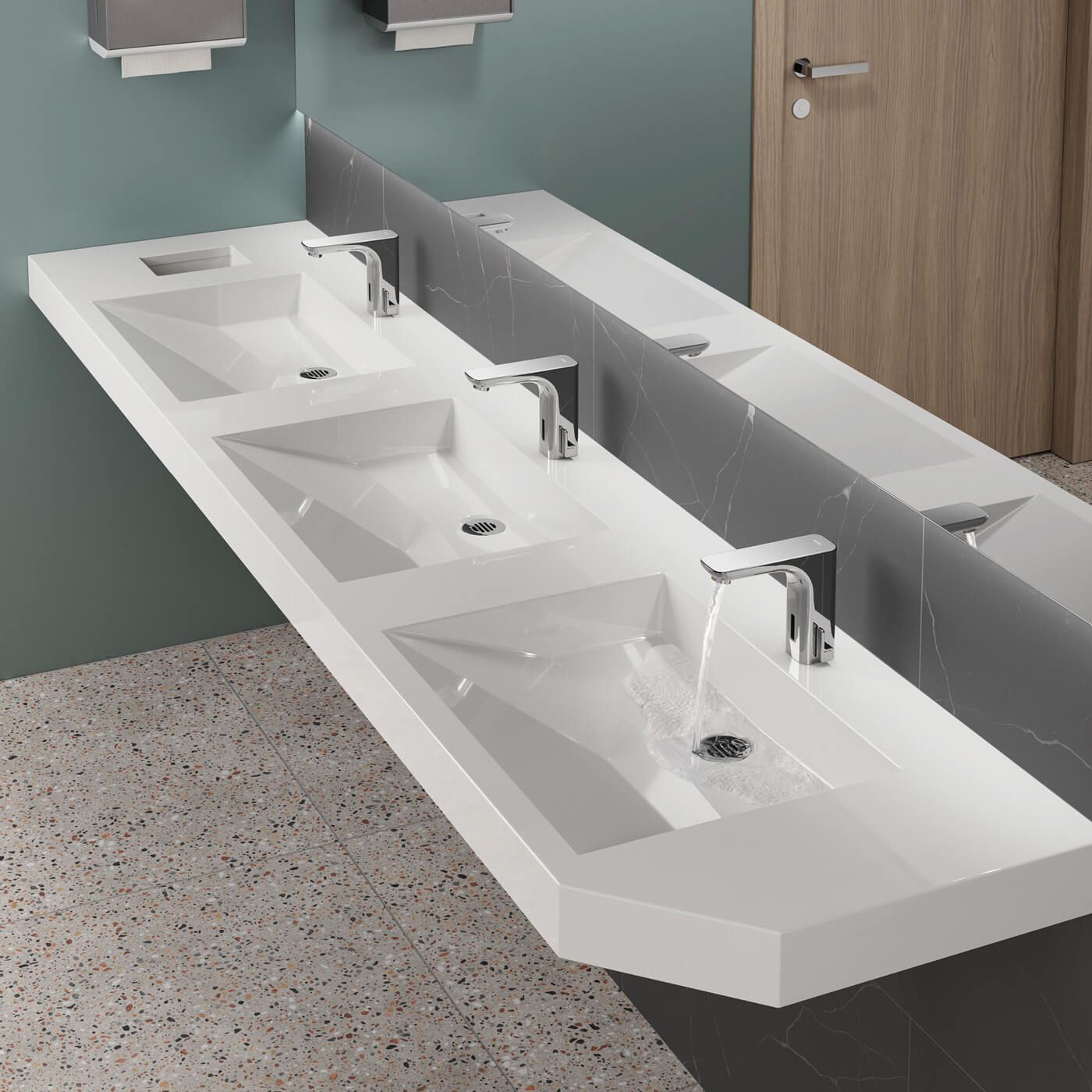 Ein Badezimmer mit drei Waschbecken und einem Spiegel