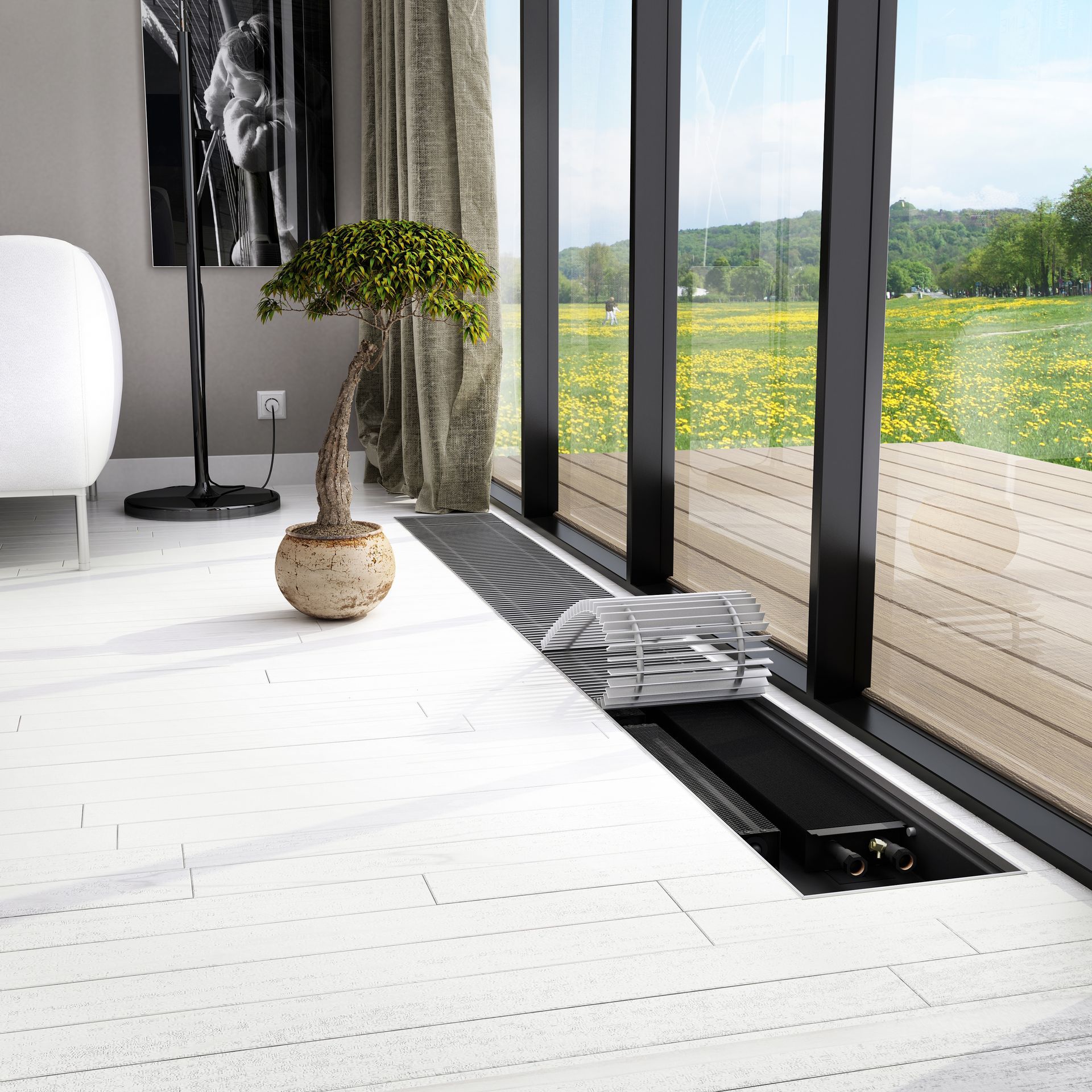 Ein im Boden eingelassener Heizkörper mit aufrollbarem Gitter neben Glastüren, ein kleiner Bonsai-Baum und weißer Fußboden.