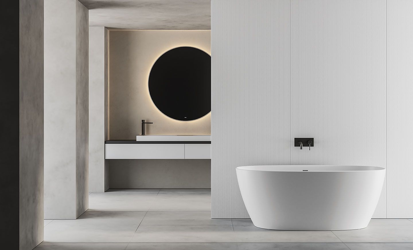 Ein Badezimmer mit Badewanne, Waschbecken und Spiegel.