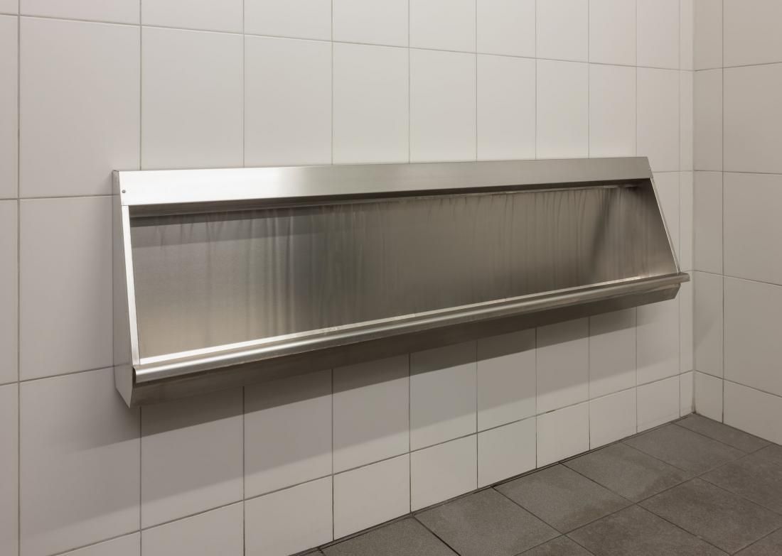 Ein Urinal aus Edelstahl in einer öffentlichen Toilette