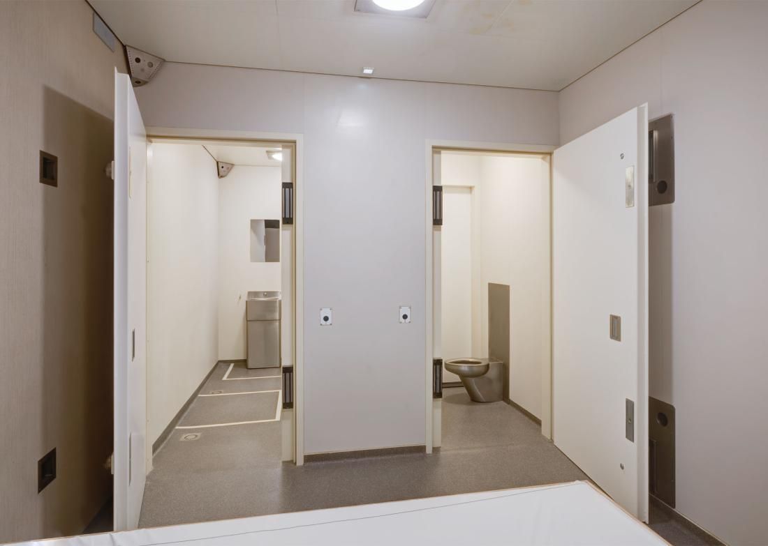 Ein Badezimmer mit Toilette und Spiegel