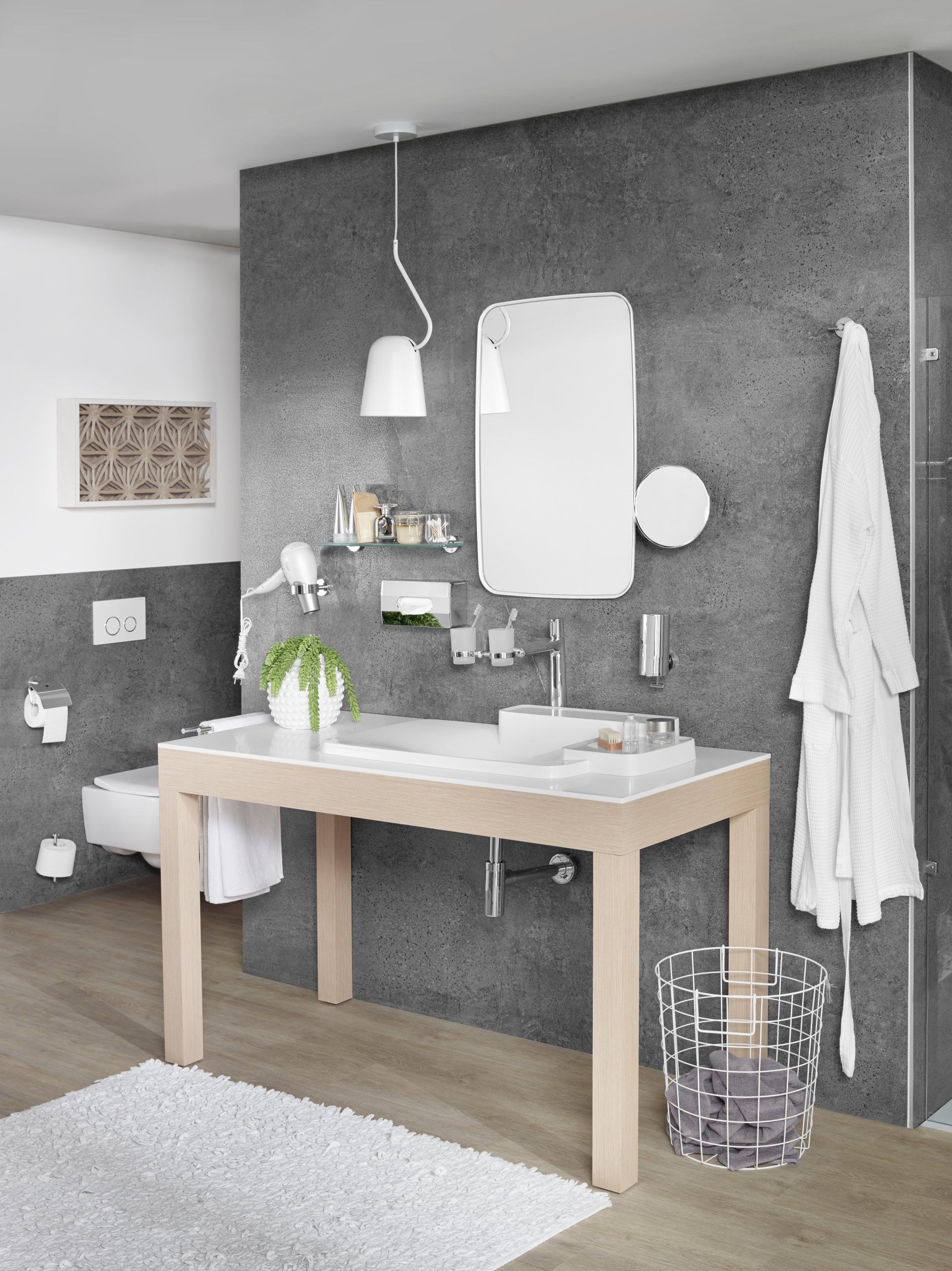 Ein Badezimmer mit Holztisch, Waschbecken, Spiegel und Toilette.