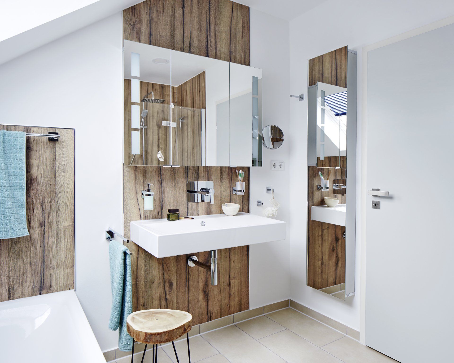 Ein Badezimmer mit Waschbecken, Spiegel und Badewanne.