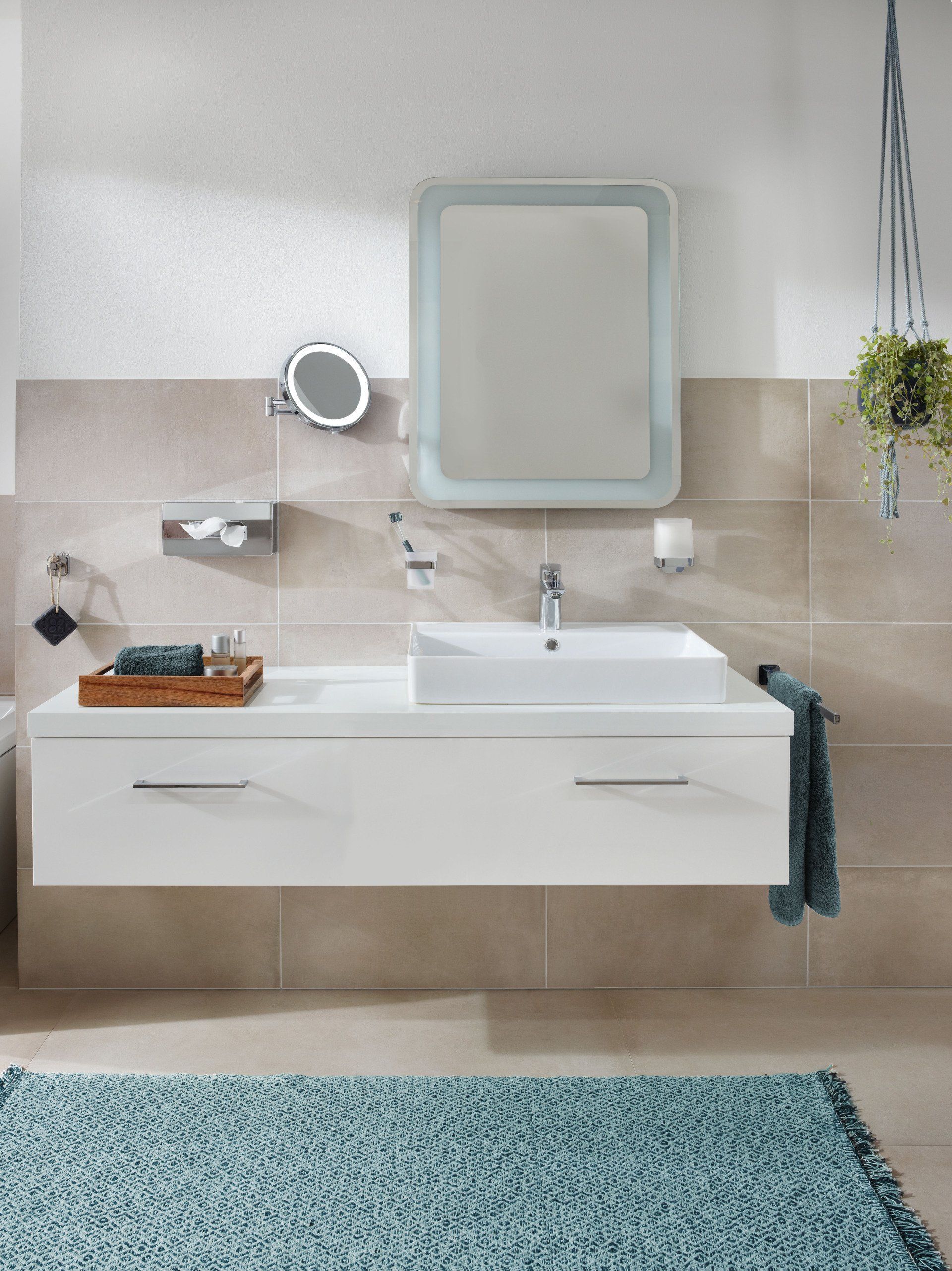 Ein Badezimmer mit Waschbecken, Spiegel und Teppich