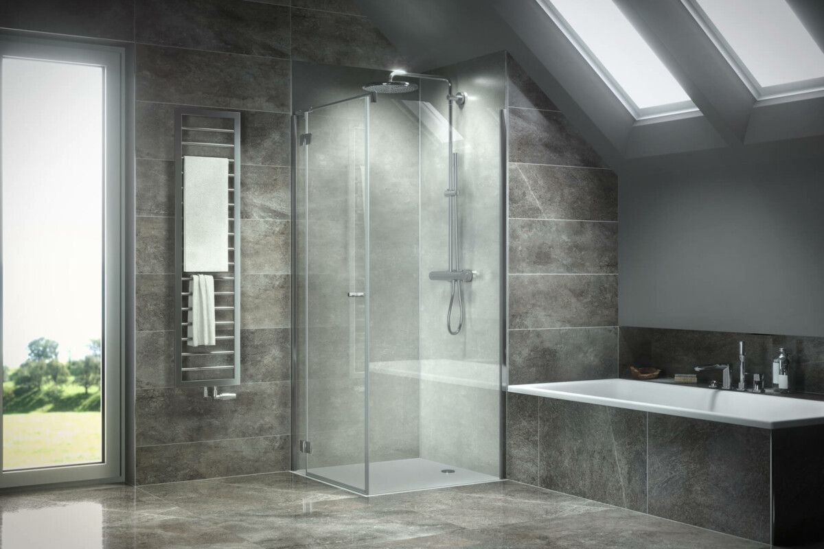 Ein Badezimmer mit ebenerdiger Dusche und Badewanne.