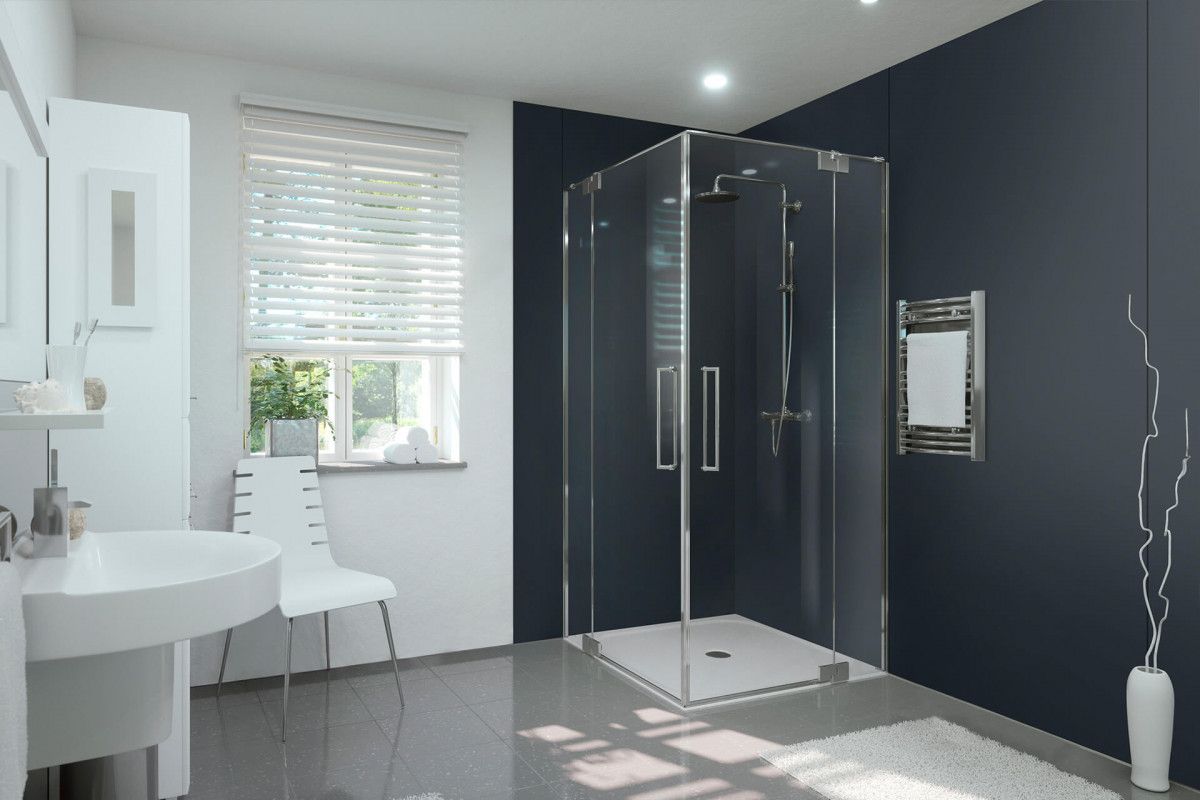 Ein Badezimmer mit Duschkabine und Waschbecken