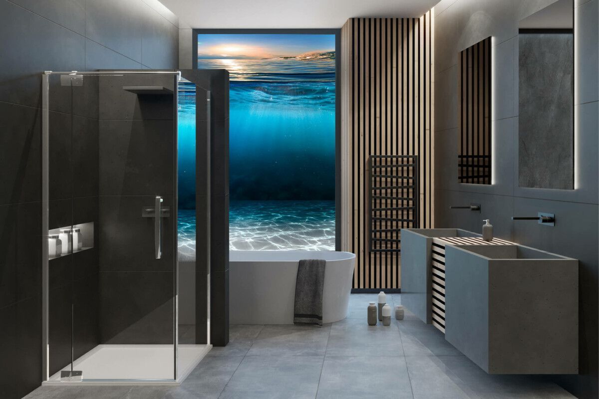 Ein Badezimmer mit Blick auf das Meer durch ein Fenster.