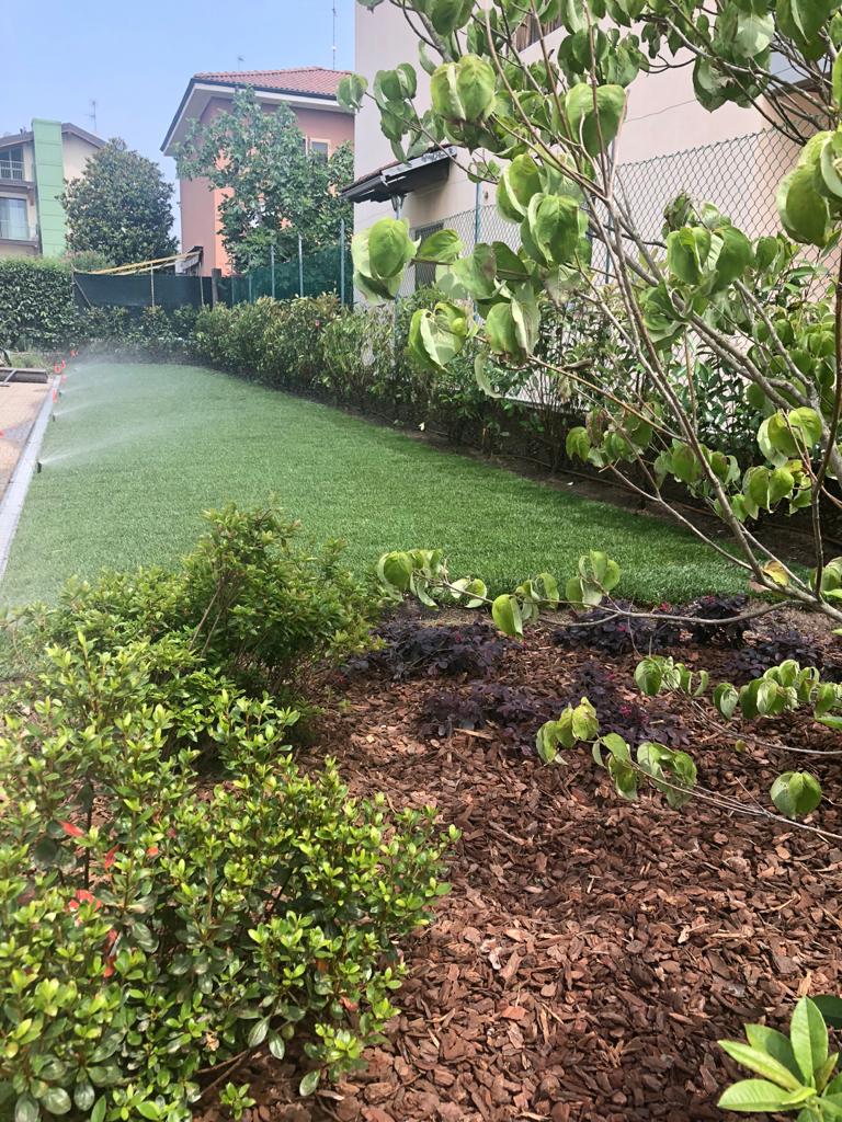 giardino condominiale con prato all'inglese