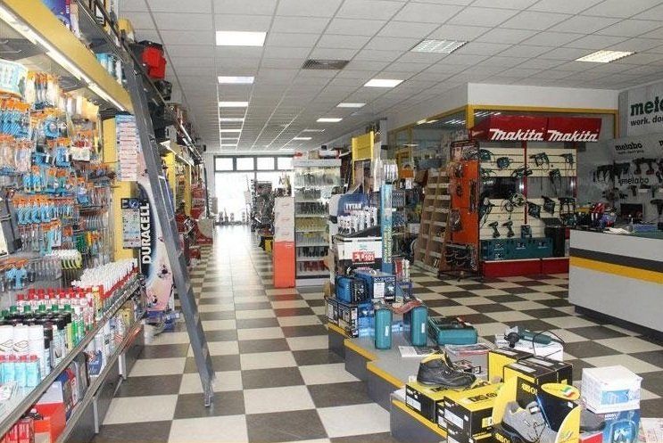 materiale presente all'interno della ferramenta