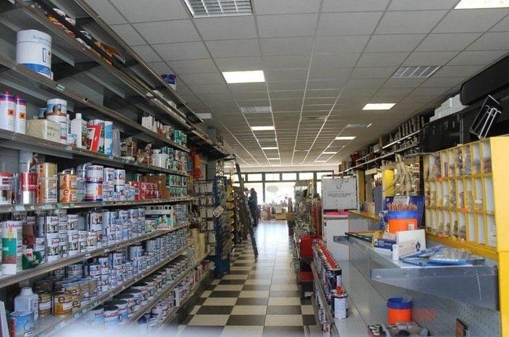 vernici esposte in ferramenta