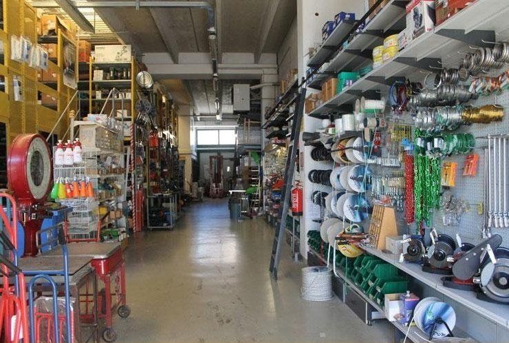 corridoio ferramenta con vernici