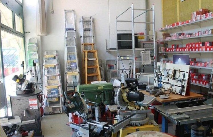 materiale presente all'interno della ferramenta