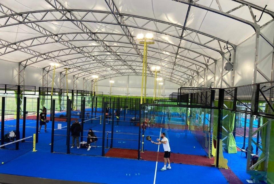 Interno campo da padel
