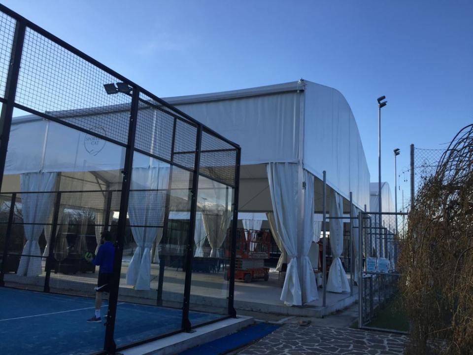 dettaglio campo da padel coperto