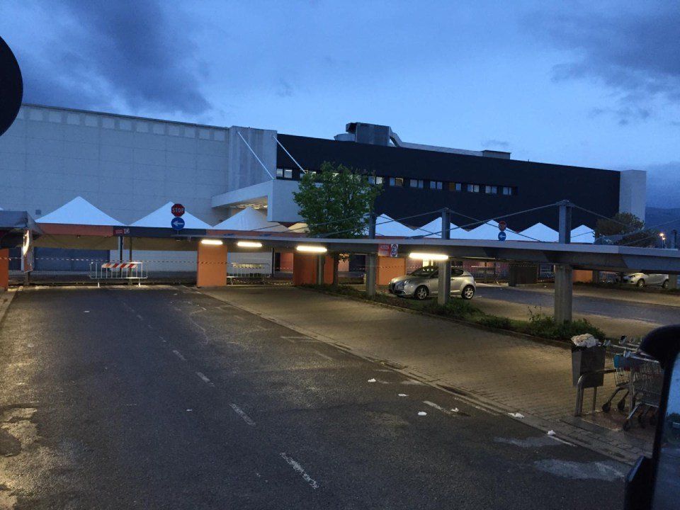 Tunnel coperto per accesso a punto vendita