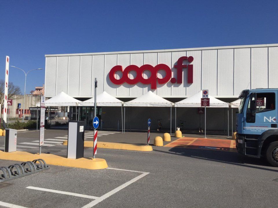 Tunnel coperto per accesso a punto vendita Coop