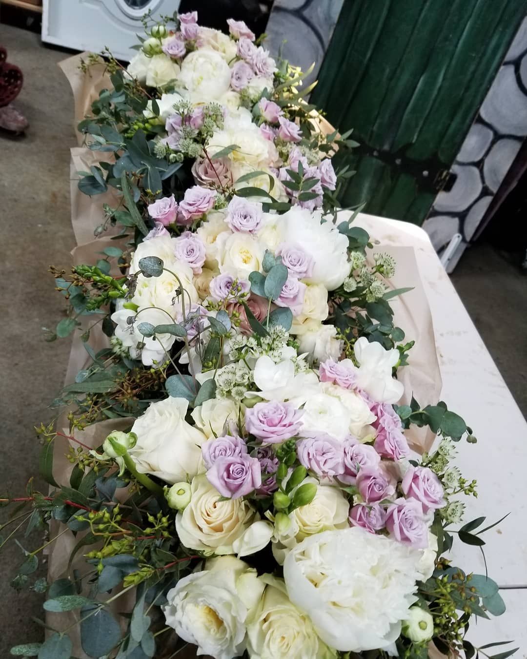 A long row of white and pink flowers on a table.