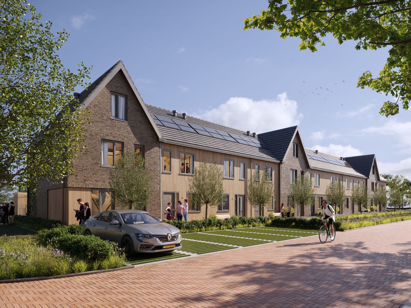 Een rij houten huizen met zonnepanelen, een auto ervoor geparkeerd, mensen en een fietser.