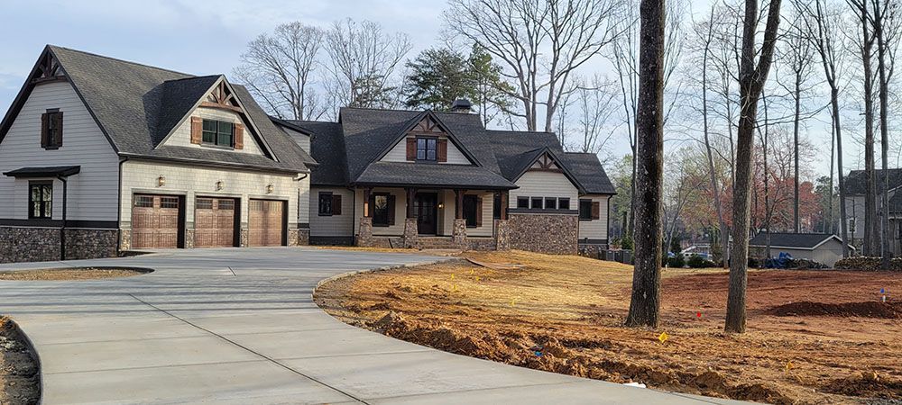 A couple of houses are sitting next to each other on a residential street.