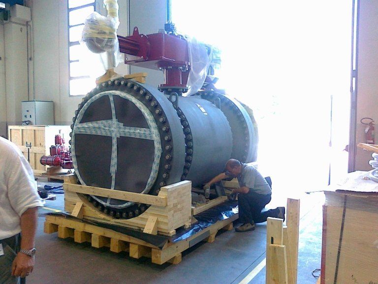 Inscatolamento di un macchinario per la spedizione