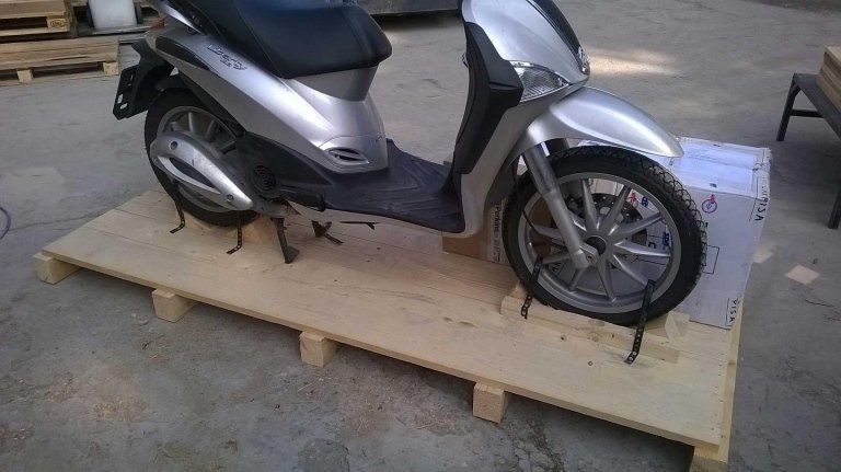 Motorino pronto per essere inserto in una cassa di legno