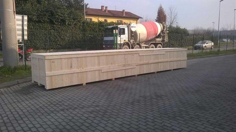 Diverse casse di legno in un piazzale