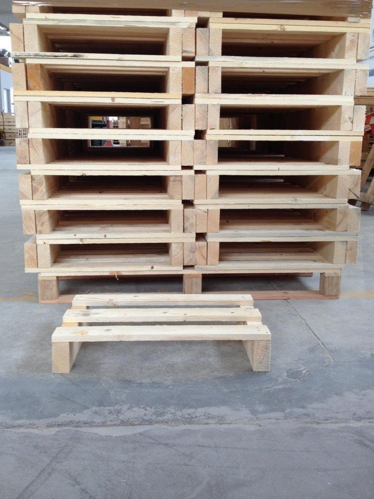 Bancali in legno impilati