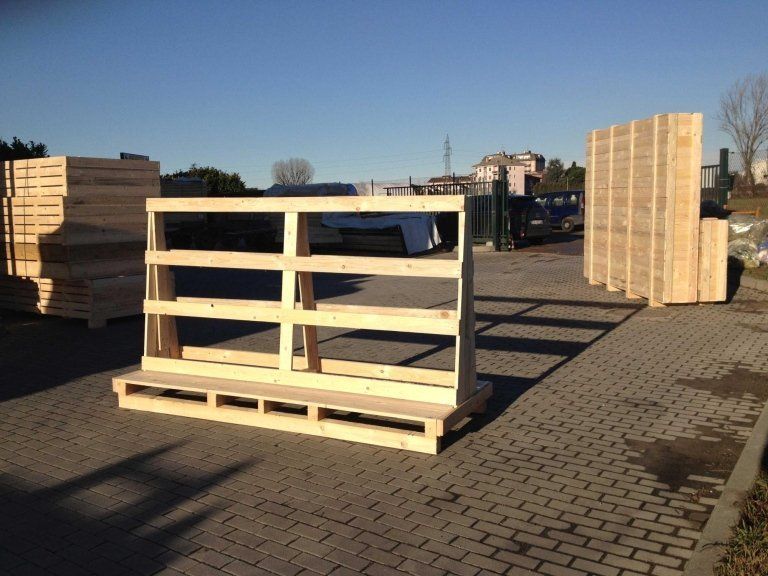 Pallets in un magazzino esterno