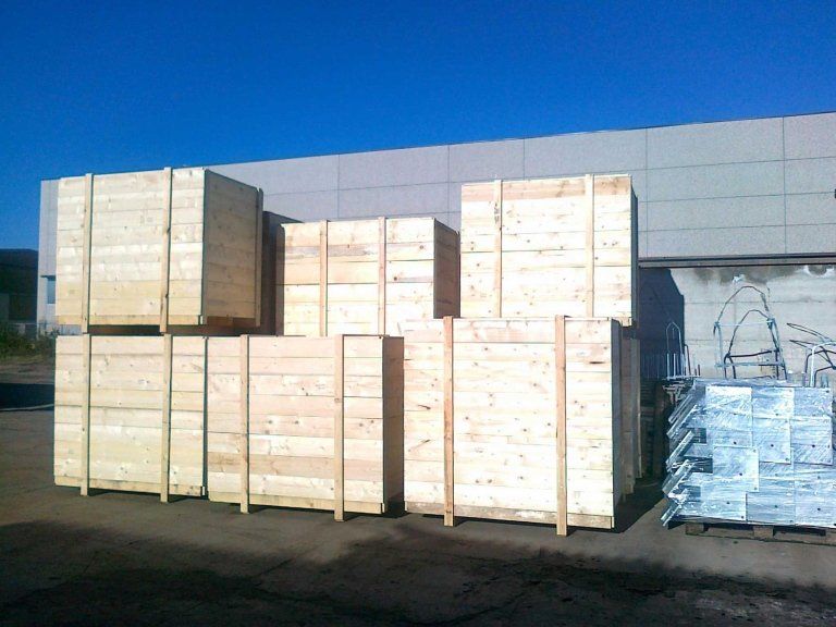 Deposito esterno di pallets in legno