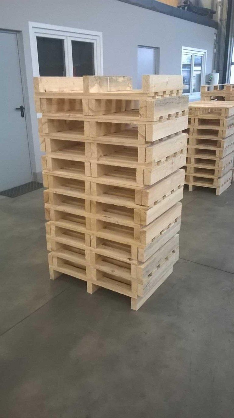 Pila di bancali in legno