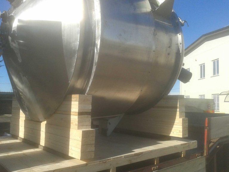 Componente di un macchinario durante la preparazione alla spedizione con cassa