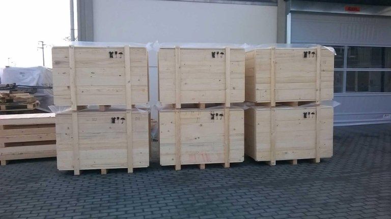 Diverse casse di legno pronte per la spedizione