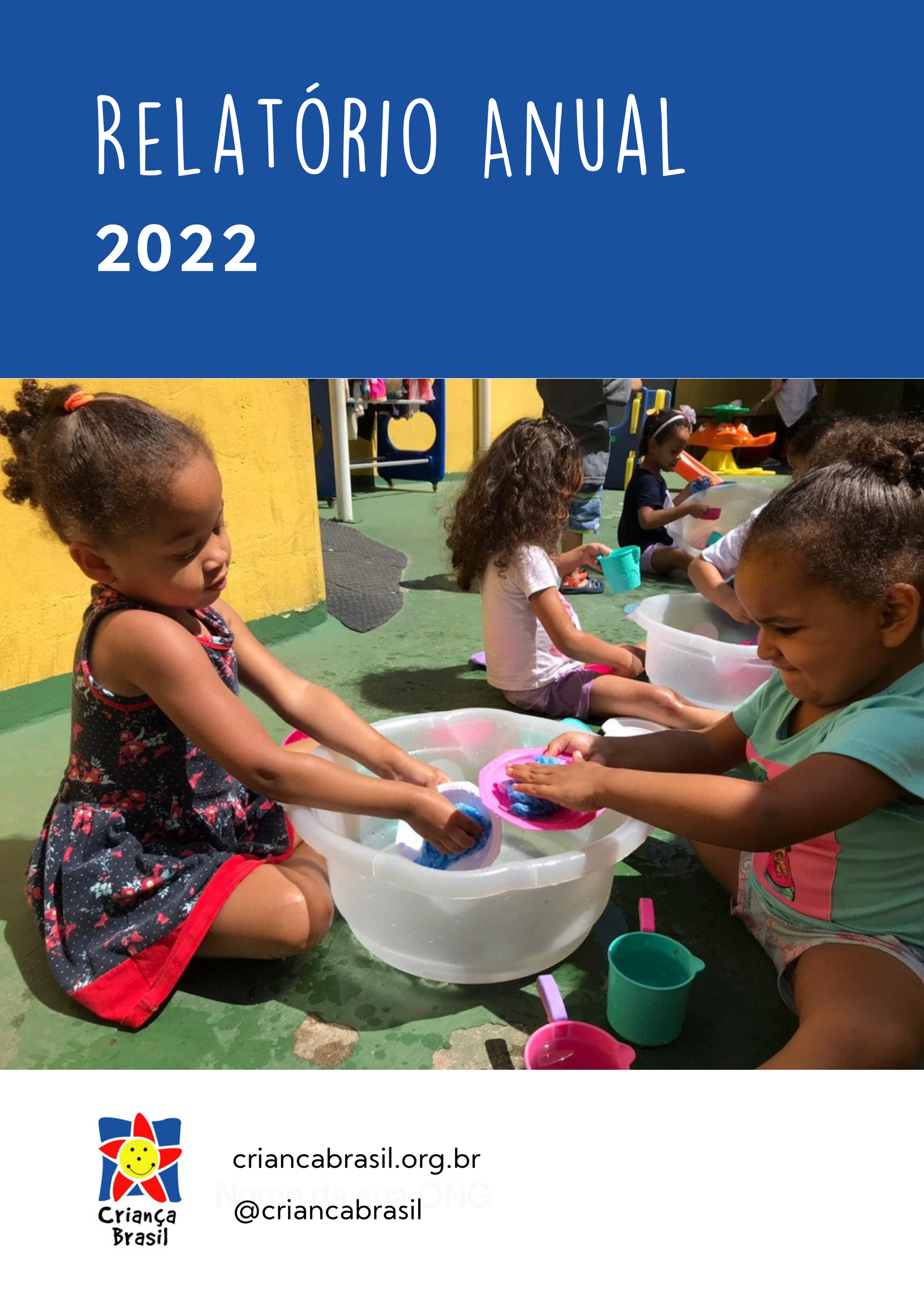 Um grupo de crianças está brincando com brinquedos em um balde.