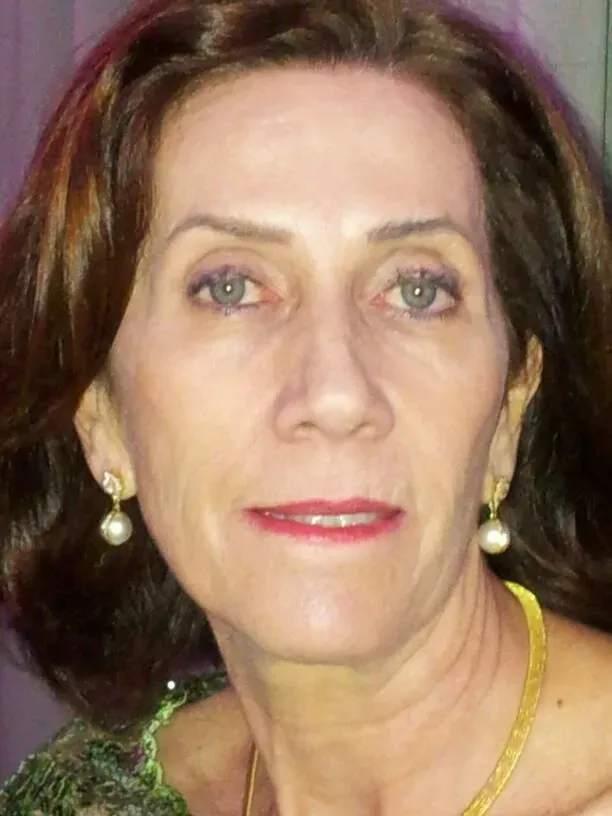 Uma imagem de uma pessoa sem rosto em um fundo branco.