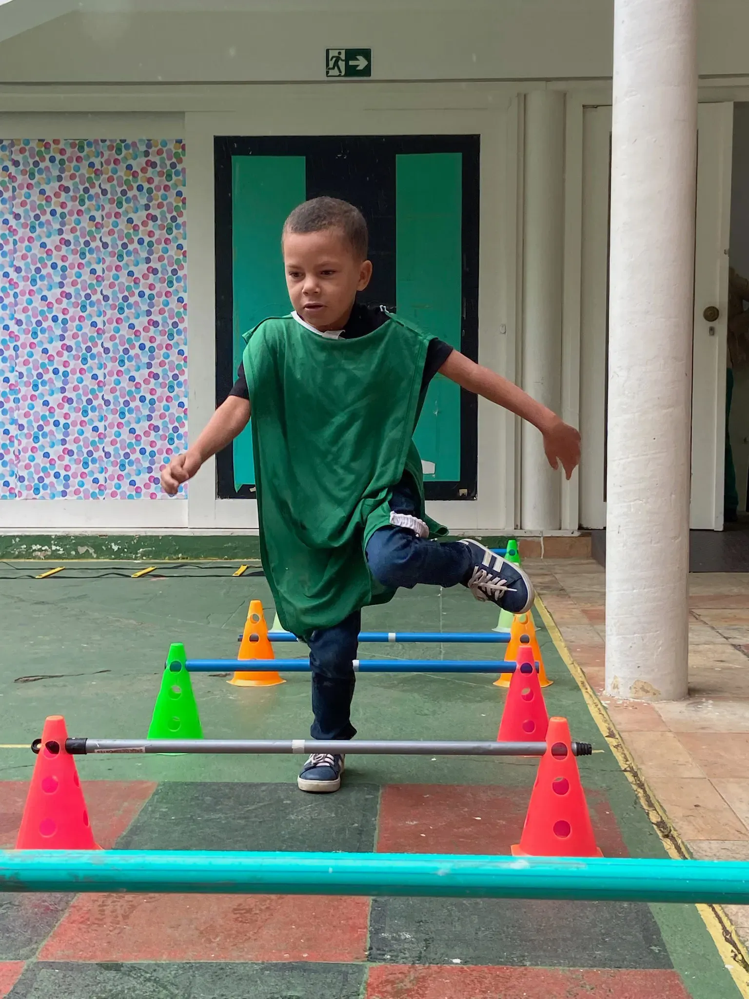 Um menino está pulando uma barra em um playground.